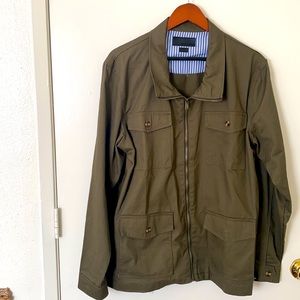 Men’s army green light weight jacket.